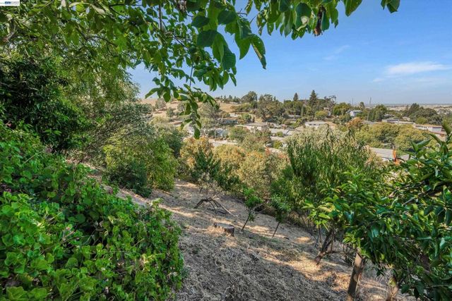 327 Kingston Ave, Martinez, CA 94553
