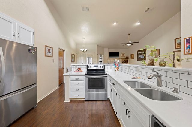 1814 Woodstone Dr, Kerrville, TX 78028