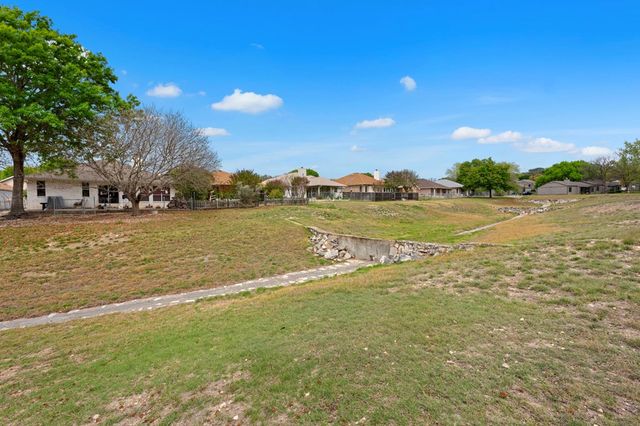 1814 Woodstone Dr, Kerrville, TX 78028