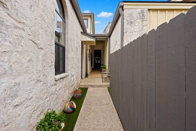 1814 Woodstone Dr, Kerrville, TX 78028