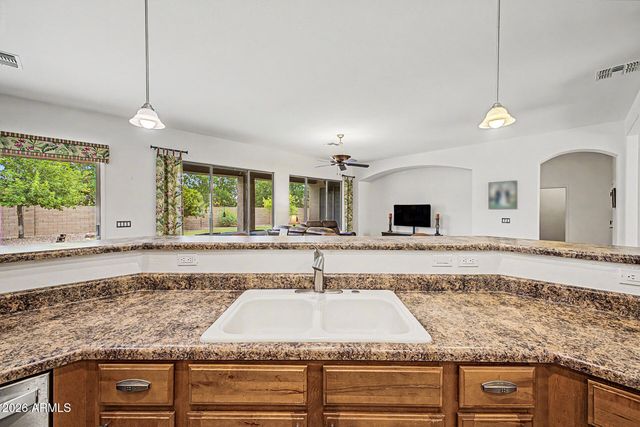 19006 E ARROWHEAD Trail, Queen Creek, AZ 85142