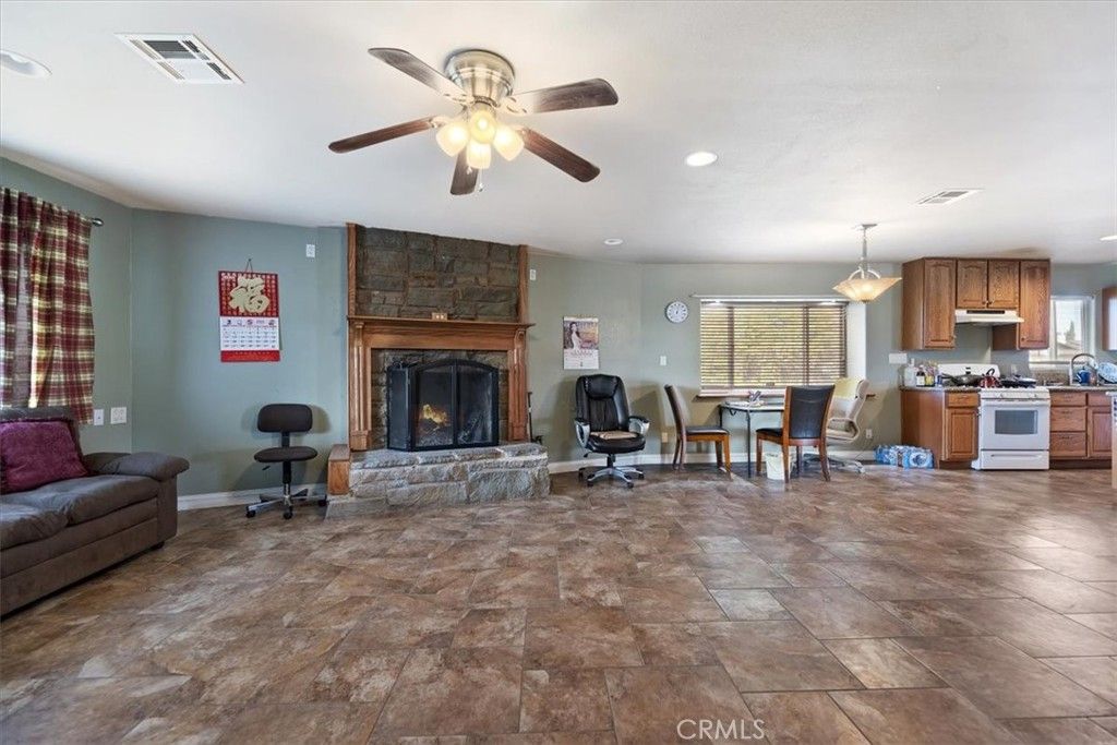 Image 7 of property listing at 13285 Mesquite, Apple Valley, CA 92308