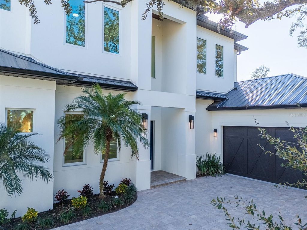 Image 11 of property listing at 2420 FLOYD STREET, Sarasota, FL 34239