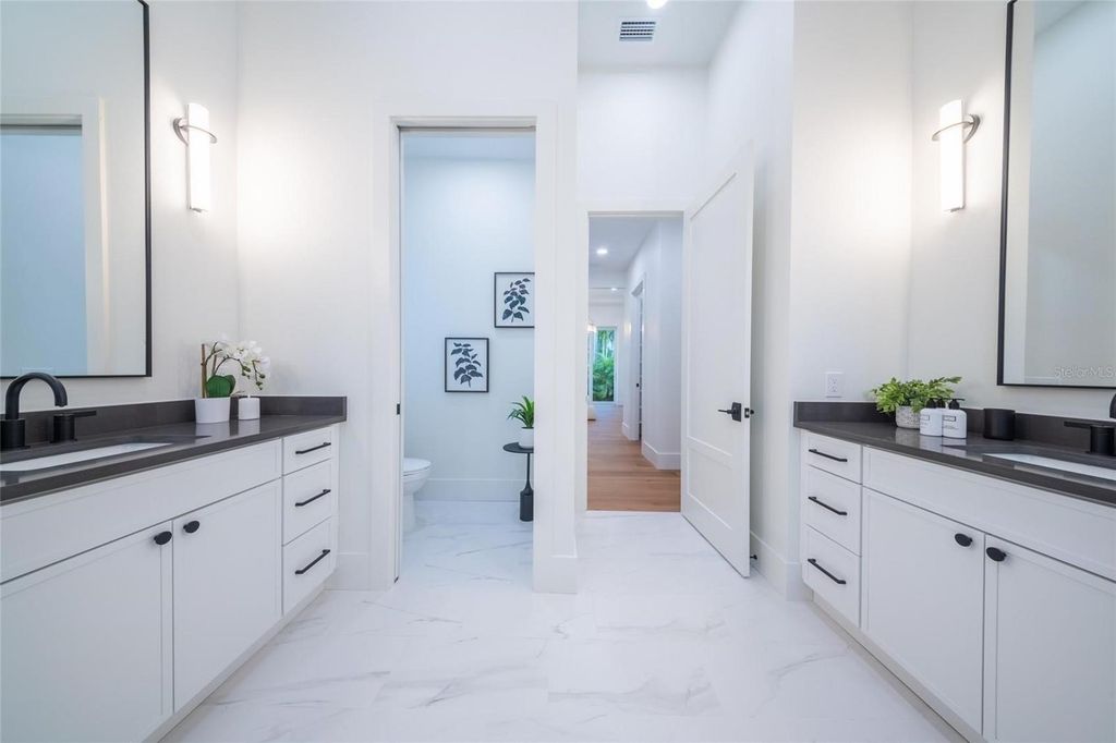 Image 34 of property listing at 2420 FLOYD STREET, Sarasota, FL 34239