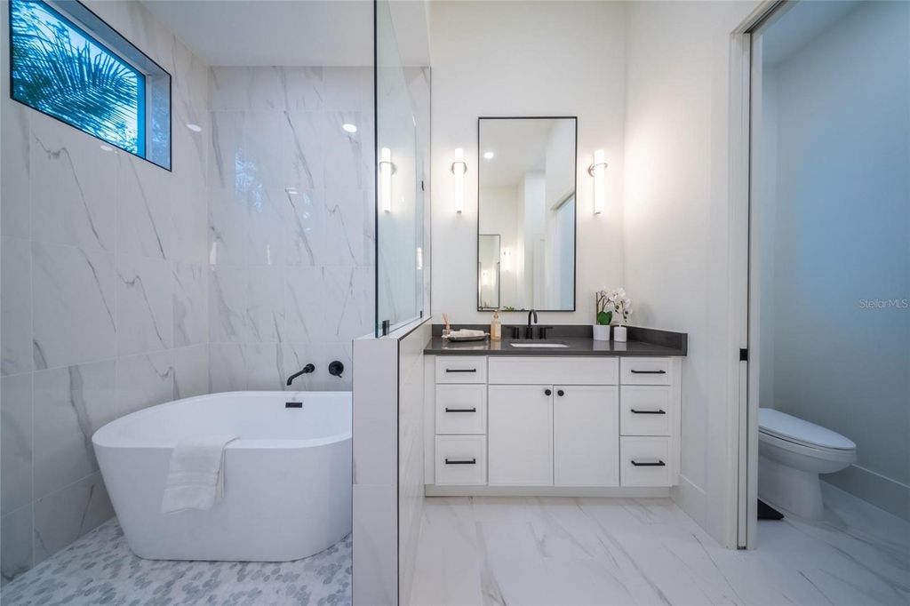 Image 37 of property listing at 2420 FLOYD STREET, Sarasota, FL 34239