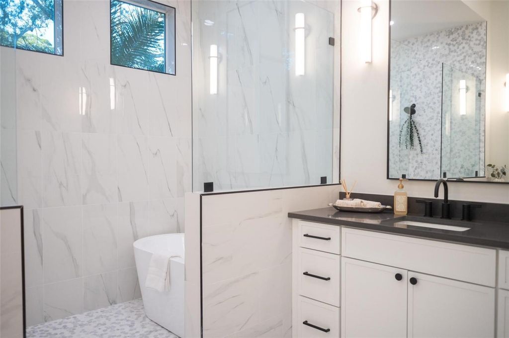 Image 38 of property listing at 2420 FLOYD STREET, Sarasota, FL 34239