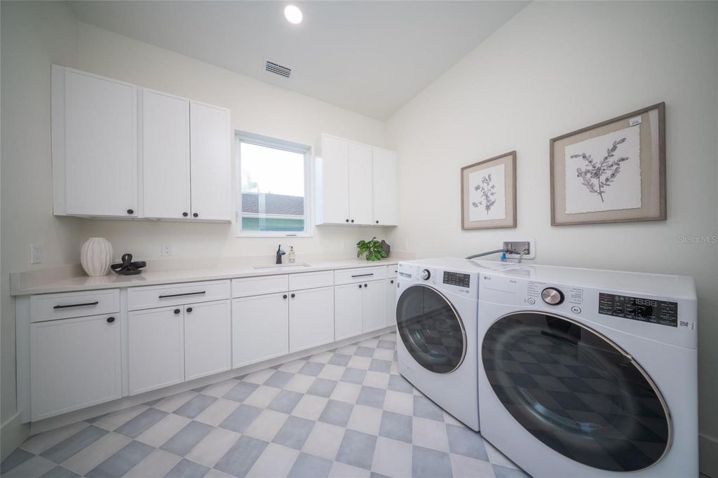 Image 42 of property listing at 2420 FLOYD STREET, Sarasota, FL 34239