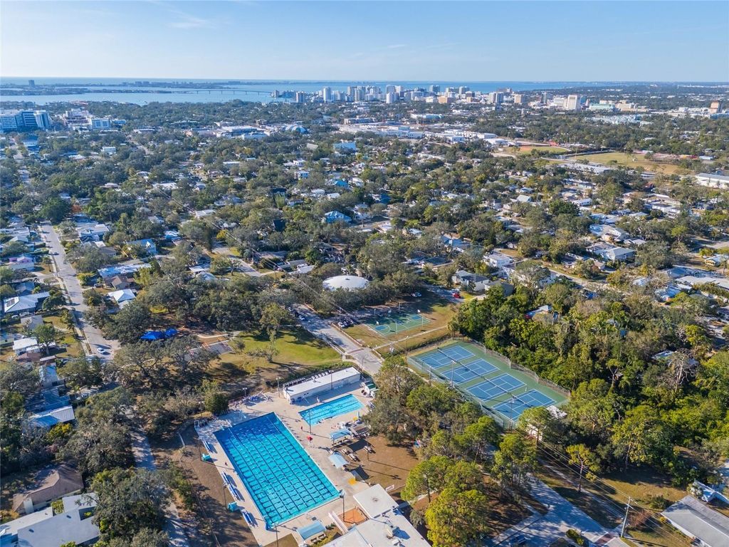 Image 7 of property listing at 2420 FLOYD STREET, Sarasota, FL 34239