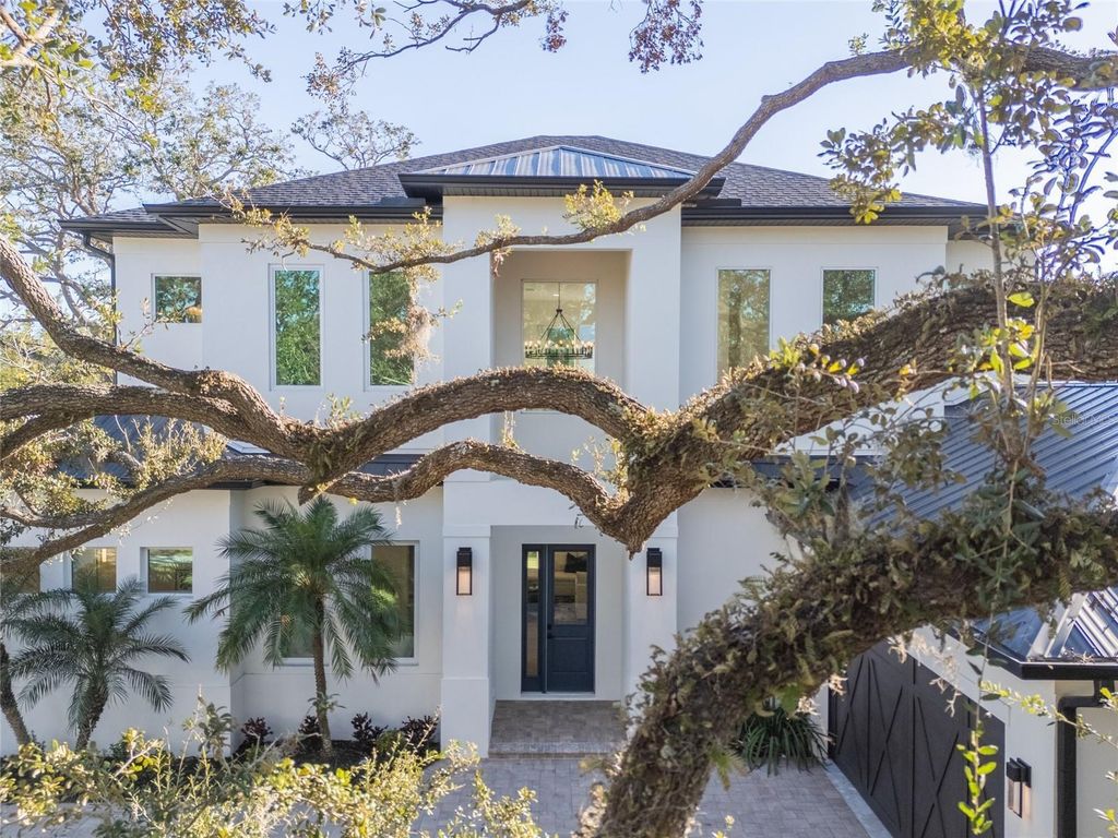 Image 8 of property listing at 2420 FLOYD STREET, Sarasota, FL 34239