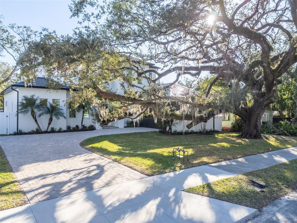 Image 9 of property listing at 2420 FLOYD STREET, Sarasota, FL 34239