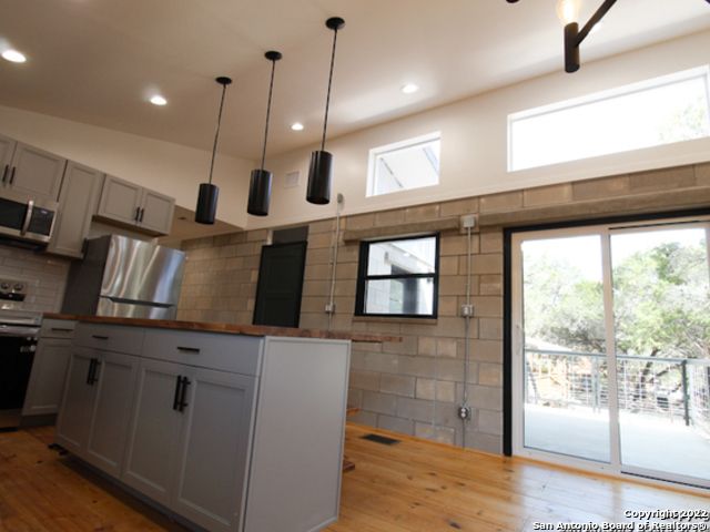 242 WHITE BASS DR, Lakehills, TX 78063