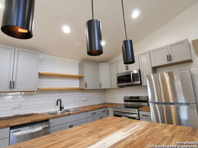 242 WHITE BASS DR, Lakehills, TX 78063