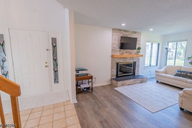 21 Carriage Pl, Edison Twp., NJ 08820