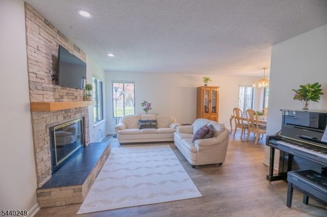 21 Carriage Pl, Edison Twp., NJ 08820