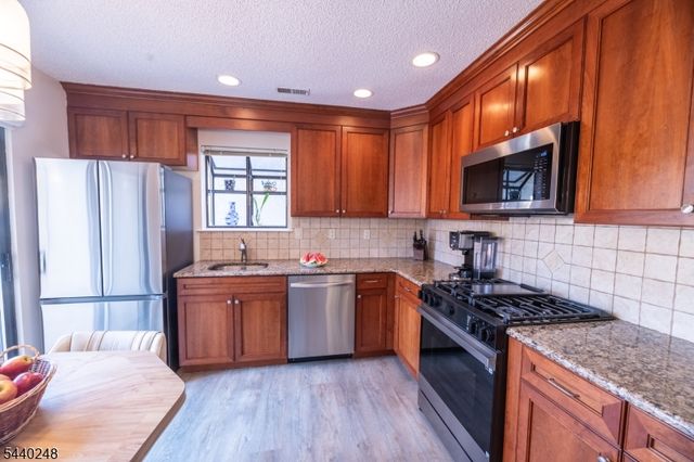 21 Carriage Pl, Edison Twp., NJ 08820