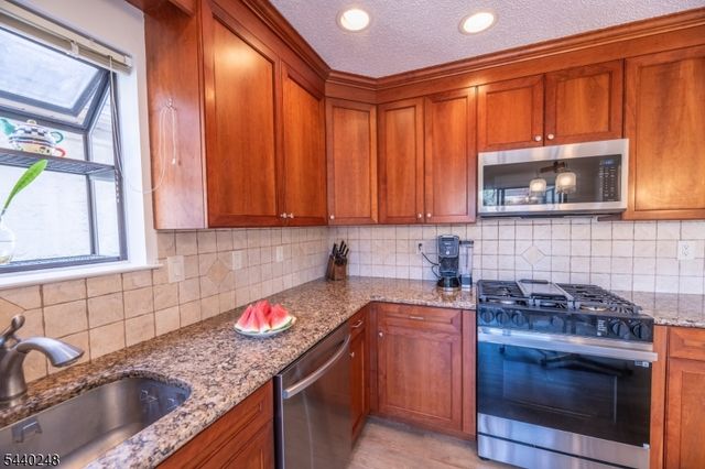 21 Carriage Pl, Edison Twp., NJ 08820