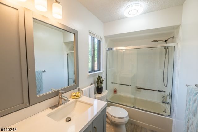 21 Carriage Pl, Edison Twp., NJ 08820