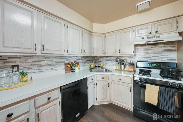 109 Michaels Court, Woodbridge Proper, NJ 07095