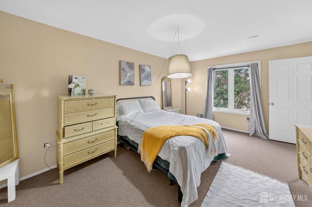 109 Michaels Court, Woodbridge Proper, NJ 07095