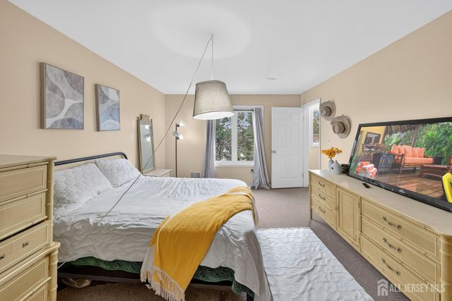 109 Michaels Court, Woodbridge Proper, NJ 07095