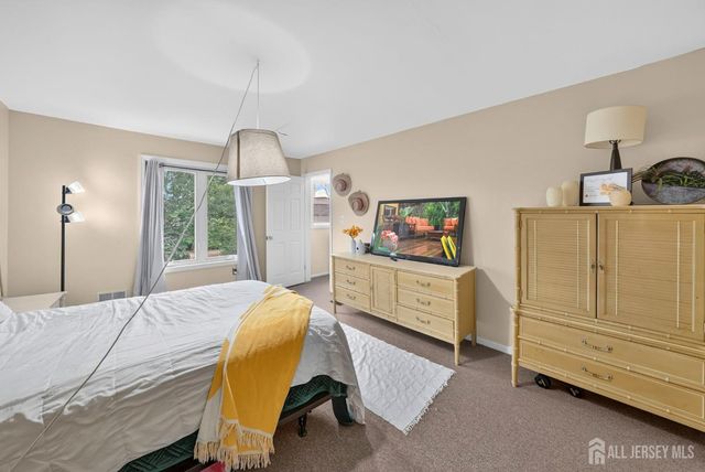 109 Michaels Court, Woodbridge Proper, NJ 07095