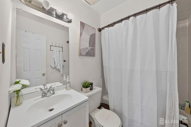 109 Michaels Court, Woodbridge Proper, NJ 07095