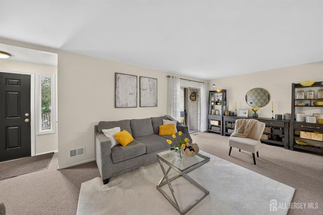 109 Michaels Court, Woodbridge Proper, NJ 07095