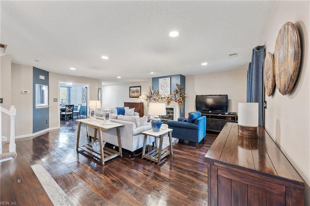 110 Esplanade PL, Chesapeake, VA 23320