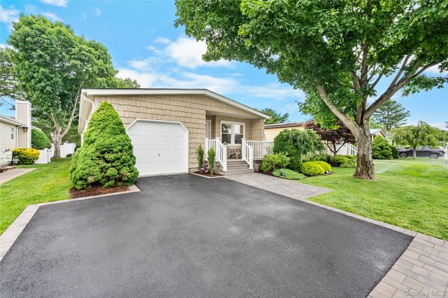 16 Dogwood Lane, Manorville, NY 11949