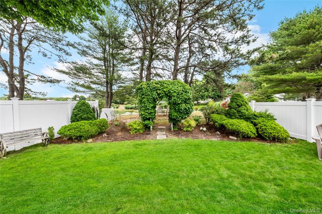 16 Dogwood Lane, Manorville, NY 11949