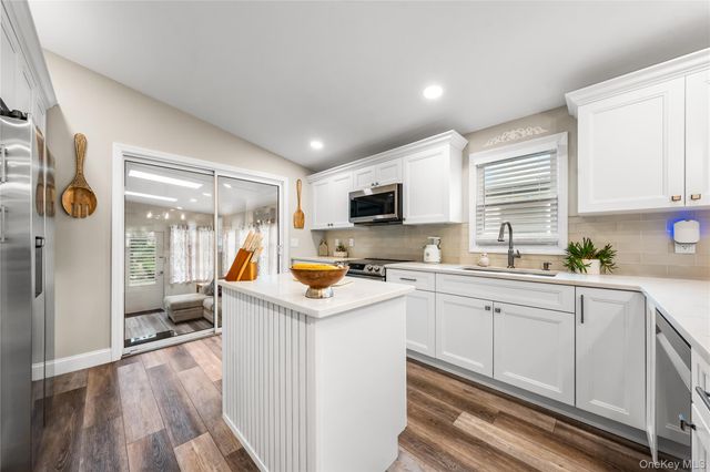 16 Dogwood Lane, Manorville, NY 11949