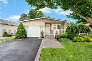 16 Dogwood Lane, Manorville, NY 11949