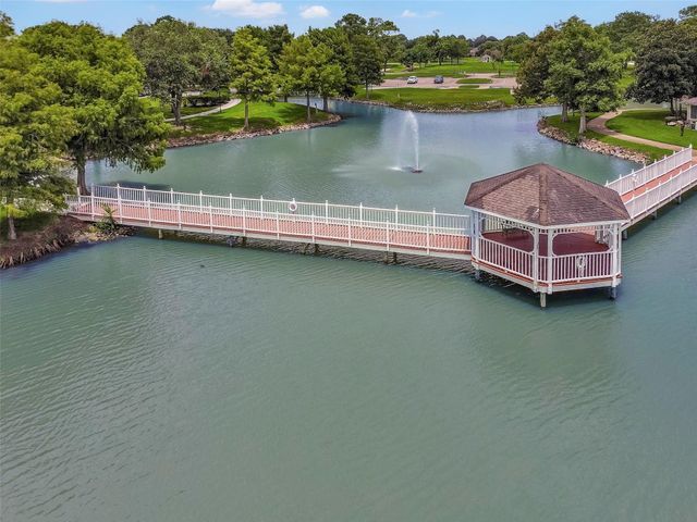 3310 Country Meadows Court, Pearland, TX 77584