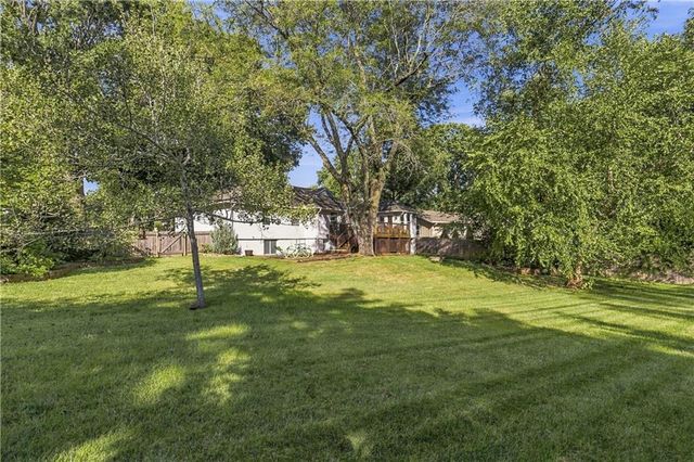 8025 Dearborn Drive, Prairie Village, KS 66208