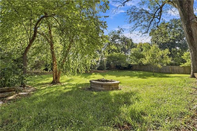 8025 Dearborn Drive, Prairie Village, KS 66208