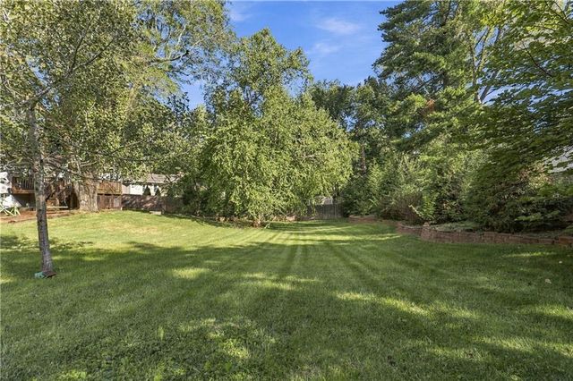 8025 Dearborn Drive, Prairie Village, KS 66208