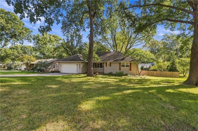 8025 Dearborn Drive, Prairie Village, KS 66208