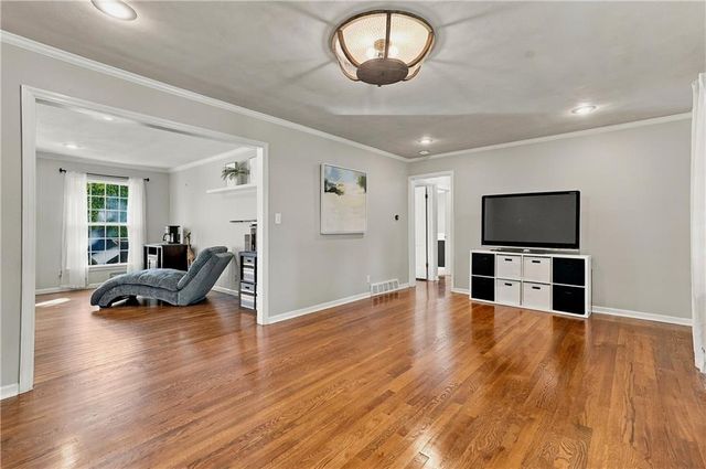 8025 Dearborn Drive, Prairie Village, KS 66208