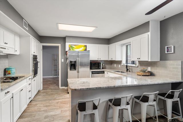 1101 Holly Hill Ln, Mt Pleasant, TX 75455