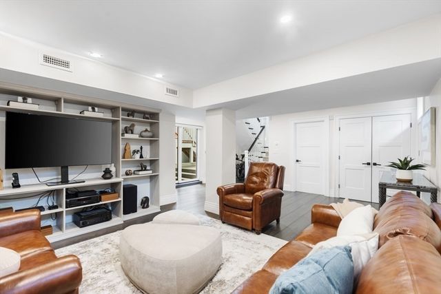 160 Norfolk St A, Cambridge, MA 02139