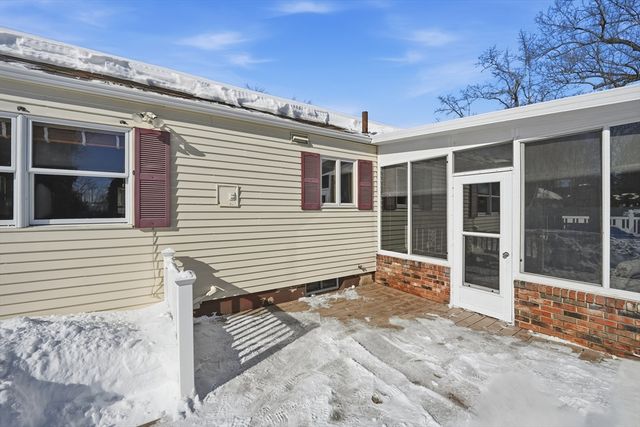 144 River Rd, Agawam, MA 01001