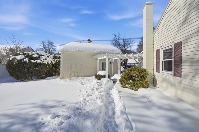 144 River Rd, Agawam, MA 01001