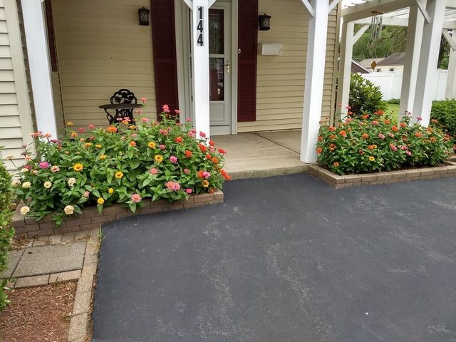 144 River Rd, Agawam, MA 01001