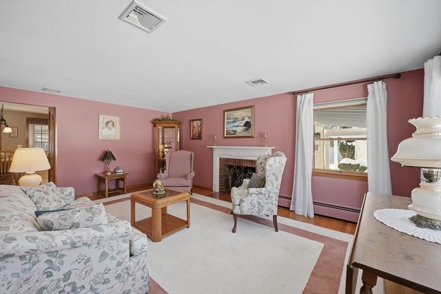 144 River Rd, Agawam, MA 01001