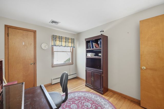 144 River Rd, Agawam, MA 01001