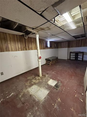 615 Tesmore Place, St Louis, MO 63135