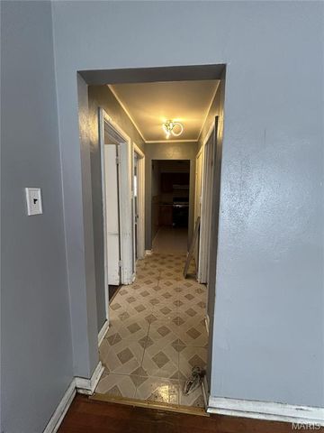 615 Tesmore Place, St Louis, MO 63135