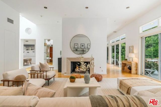 816 N Kenter Avenue, Los Angeles, CA 90049