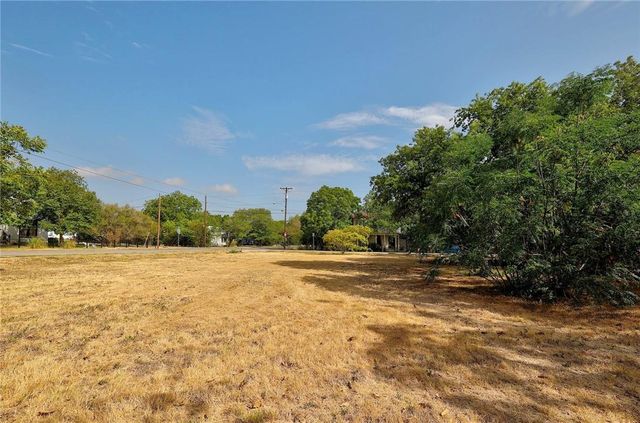 113 W Live Oak ST, Hutto, TX 78634