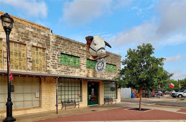 113 W Live Oak ST, Hutto, TX 78634
